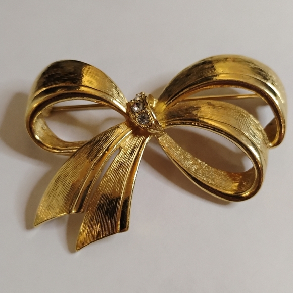 Vintage Signed Avon Gold Tone Textured Ribbon Brooch with‎ Rhinestones - Picture 3 of 3